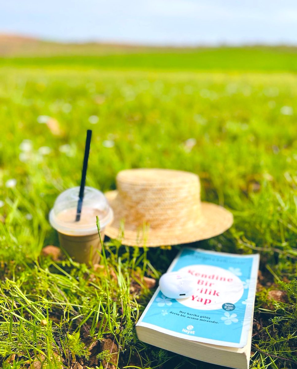 withzeliha's tweet photo. "Dünyayı kısa bir süreliğine 'sessize' aldım. 🧋📖🎧🌿" https://t.co/AQrHbyv8Q0