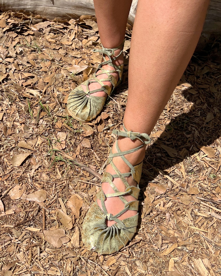 medmocs's tweet image. Handcrafted for a fit that feels natural.⭐
#medmocs #medievalmoccasins #shoes #leather #footwear #handmade #comfortableshoes #custom #historicalfashion #womanownedbusiness #leathermaking #leathertogether #medieval #leathershoes #handcraftedshoes #fashion #renfaire #renaissance