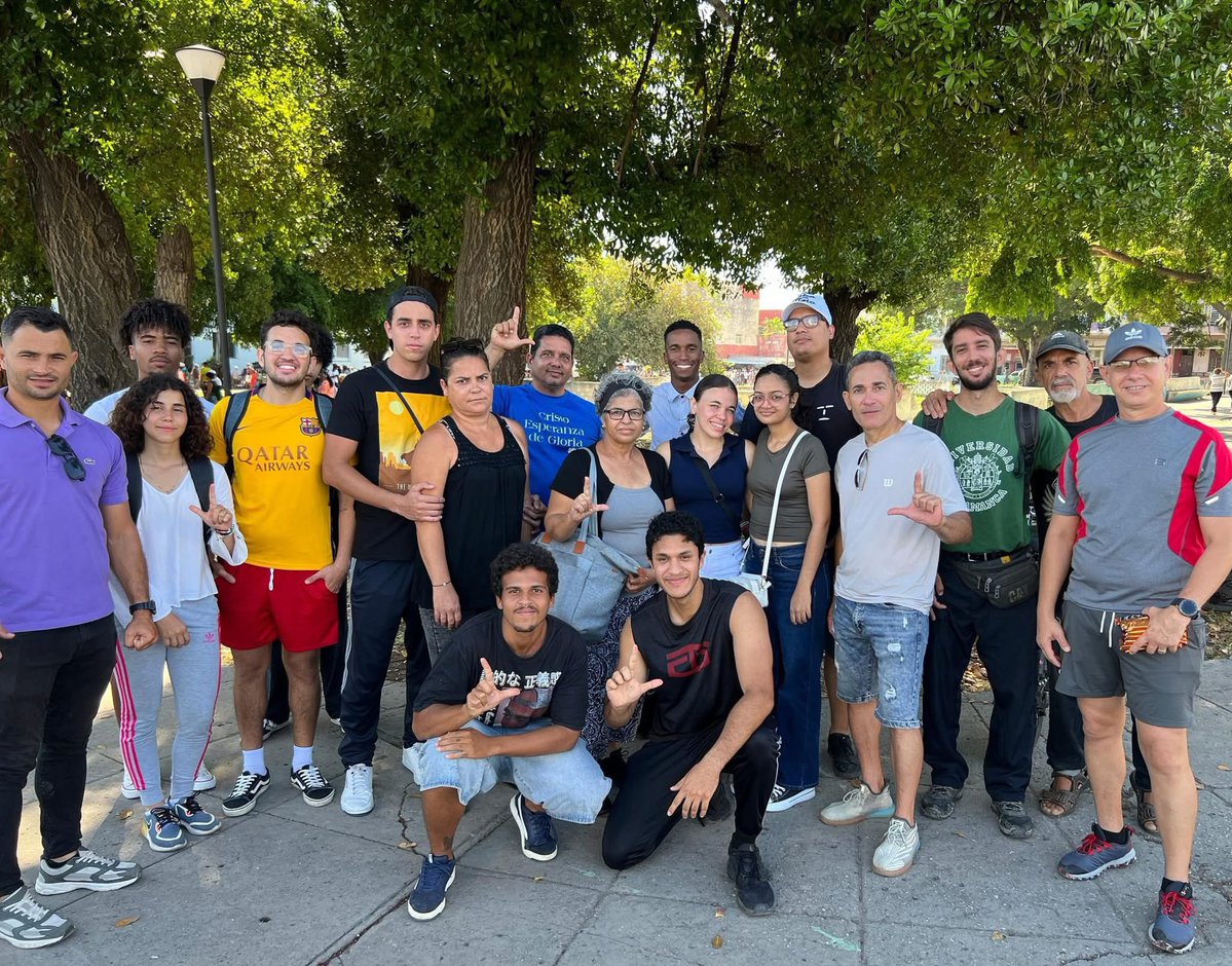 El régimen cubano citó a la madre de Karel, uno de los jóvenes de “Fuera de la Caja”.

Como una mafia del crimen organizado van a por las familias de sus víctimas para intimidar.

Fuera de la unidad la esperaban varios cubanos que se solidarizaron con ella… a esto le temen👇🏻