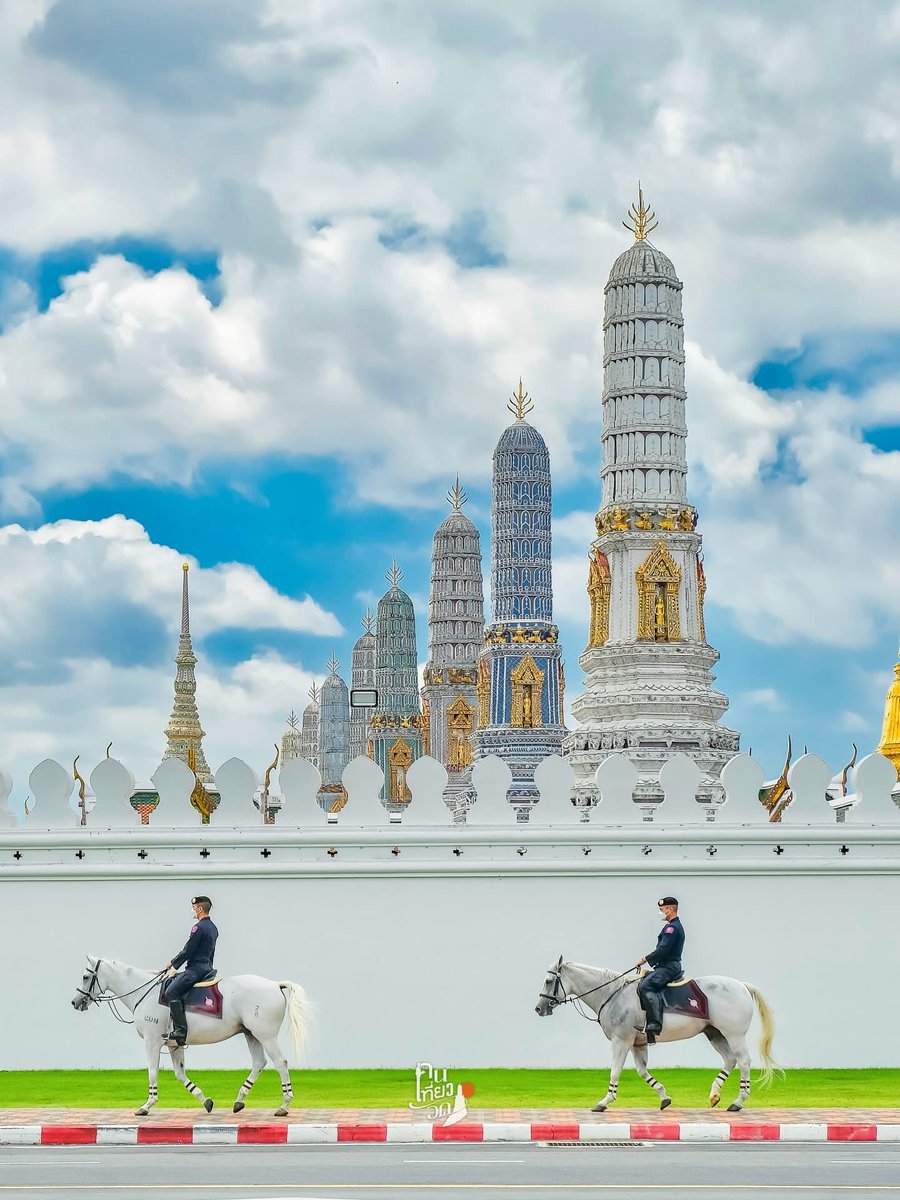 ✨งดงามเหนือกาลเวลา 244 ปี กรุงรัตนโกสินทร์✨

            ความงดงามที่สัมผัสได้ทุกวัน หน้าวัดพระศรีรัตนศาสดาราม ภาพตำรวจม้าปฏิบัติภารกิจ บนถนนหน้าพระลาน บริเวณประตูมณีนพรัตน์ (ใกล้ศาลหลักเมือง) 

✨Grand Palace, Bangkok✨

#คนเที่ยววัด #รัตนโกสินทร์ #วัดพระแก้ว #watphrakaew
