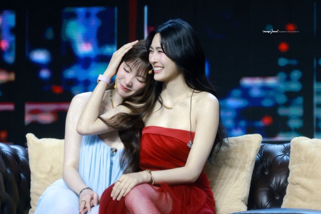 Đôi lời cuối dành của hôm nay về buổi Talkshow

1. Trừ cái benefit ra như cái đách què chùi nồi, khó quá in card tặng nhìn đỡ chướng chứ lúc cầm benefit lên xịt keo ối dồi ôi ( thôi kệ du di bỏ qua vì ban đầu t cũng không cần bnf ), lượn 1 vòng ôm đống gift