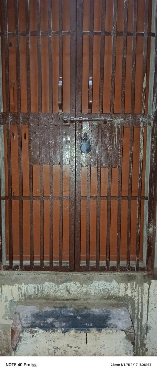 treyami's tweet photo. @auraiyapolice @112UttarPradesh @CMOfficeUP @adgzonekanpur 
Sir ek vradh mahila ke praivar ko uski bahu aur bahu ke bhaiyo ne बंधक बना के rkha hai ange piche gate mai tala daal diya jisse bo bahr na nikl paye mananiya mahoday madad kare https://t.co/lgAp6JxhX9