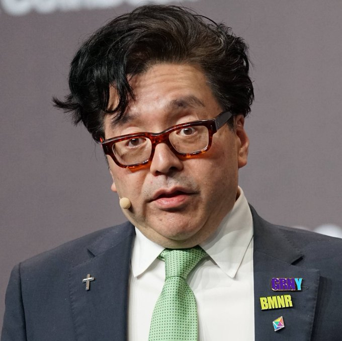 Tom Lee calling Ethereum “the best asset in the world” isn’t hype
It’s signal, After months of sideways movement, sentiment is shifting from doubt to conviction

cycles flips:

Quiet accumulation → public validation → aggressive expansion
Most people only react Right now #BingX