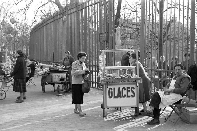 📸 Maurice Bonnel.
Glaces, entrée du jardin du Luxembourg 
1953. Paris