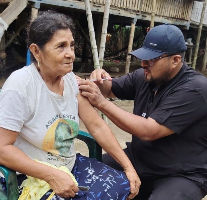 Salud_Guayas's tweet photo. Población protegida contra enfermedades inmunoprevenibles 💉✅
Garantizamos la inmunización de los habitantes de #Balzar, #Palestina, #Colimes y #ElEmpalme activando brigadas de @Salud_Ec en puntos de afluencia masiva, este fin de semana.
¡Vacúnate y cuida a tu comunidad! 💉 https://t.co/4SGn3Uskss
