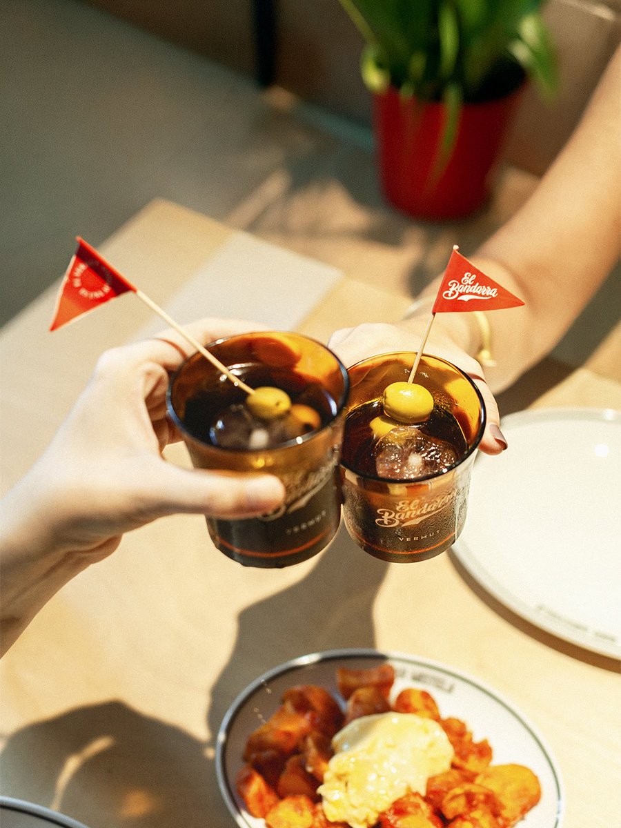 elbandarra's tweet photo. Las aceitunas, como el vermut, siempre de dos en dos. #elbandarra #aperitivo #vermut https://t.co/3QVKXeRCcz