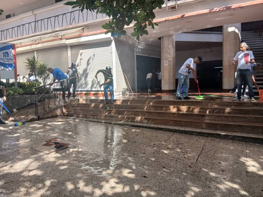 gobhabana's tweet photo. ✊🇨🇺 Cuadros y dirigentes del ICS Cuba se suman hoy a la limpieza e higienización en saludo al #1Mayo, mientras nuestros trabajadores garantizan la Radio y TV.

Una forma de ratificar que #LaPatriaSeDefiende y embellecer el emblemático edificio rumbo a la Plenaria. https://t.co/wU1FlYyvtG