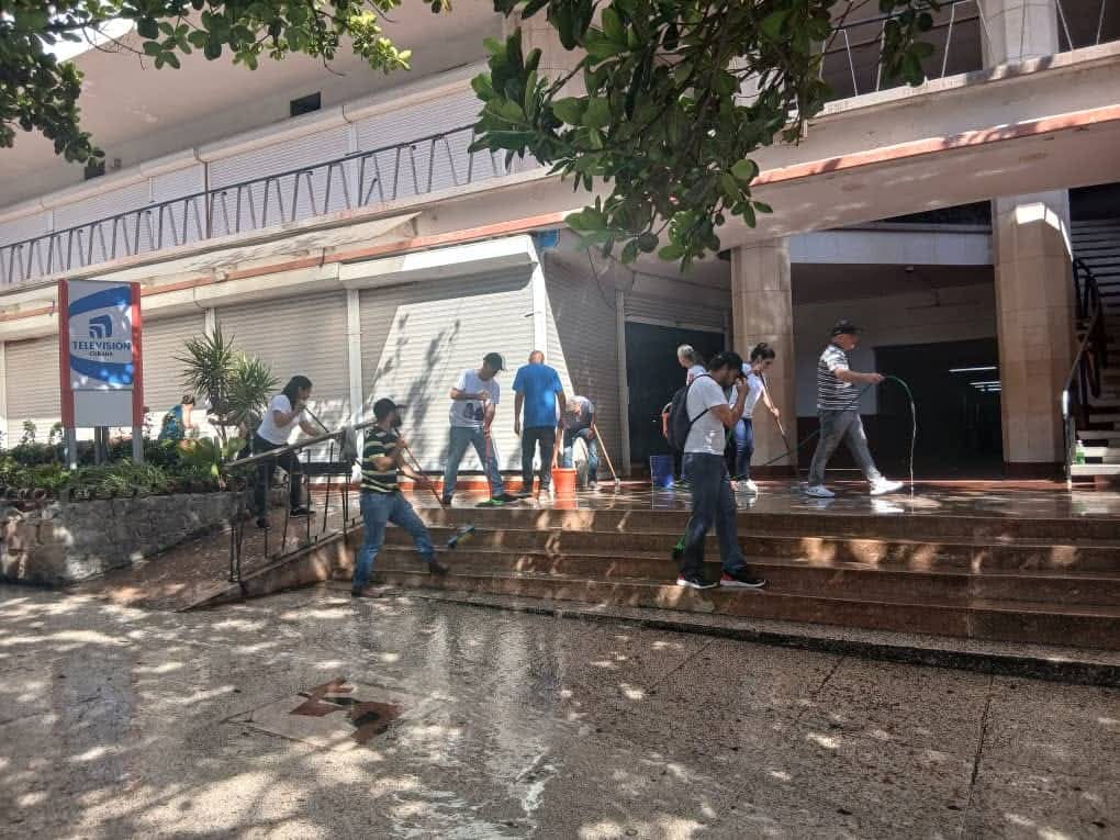 gobhabana's tweet photo. ✊🇨🇺 Cuadros y dirigentes del ICS Cuba se suman hoy a la limpieza e higienización en saludo al #1Mayo, mientras nuestros trabajadores garantizan la Radio y TV.

Una forma de ratificar que #LaPatriaSeDefiende y embellecer el emblemático edificio rumbo a la Plenaria. https://t.co/wU1FlYyvtG
