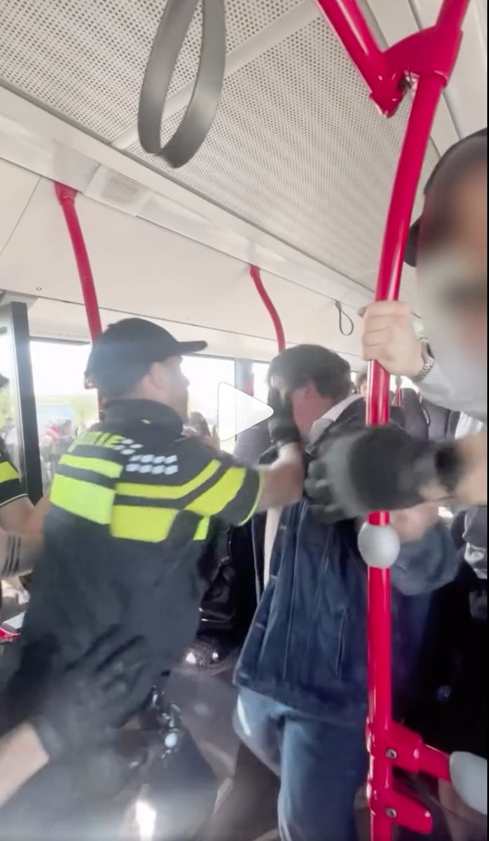 BobHGL's tweet image. #ExtinctionRebellion is zo vreedzaam. Cian onderkin Bramwell was vandaag bij de blokkade van de #A12 door #XR in de bus aan het vechten met de politie.
Cian is ook bekend van vechtpartijen bij palliewappiedemonstraties en agressie naar politie.