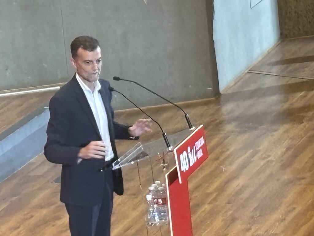 PrensaLatina_cu's tweet image. Izquierda Unida (IU) de #España 🇪🇸alertó hoy sobre el auge del fascismo en el mundo y señaló directamente a la ultraderecha y derecha por promover la xenofobia.
Más En Prensa Latina 
prensa-latina.cu/2026/04/25/izq…