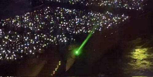 แล้วโดนเลเซอร์ไล่ยิงด้วยนะยิงอยู่หลายรอบเลยล่ะ แต่เหมือนทีมงานหาไม่เจอจนเลิกยิง ไม่รู้พี่สาวแอ๋วไทยตั้งกล้องไว้ยังไงถึงรอด