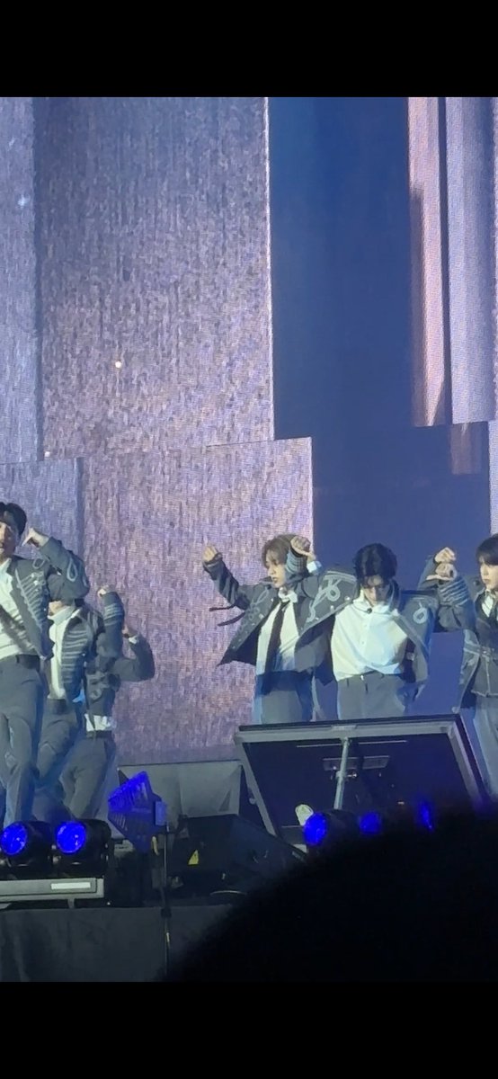 ひょんじぇさんのオタクするのって本当に楽しいよねん　だって全然何も考えてなさそうで一つ一つの動きにひょんじぇさんの努力が詰まってますもん..talkとかまさにその塊だったよん...ノエアのここも昔から絶対手の動きに合わせて左下見てるのこだわってると思ってます几帳面なんだな~..