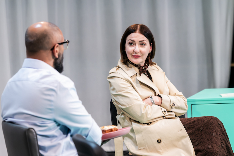 TheReviewsHub's tweet image. #THEATRE #REVIEW Heartsink @RiversideLondon  'Top-notch performances aside, one never really gets beneath the surface in Heartsink' ⭐️⭐️⭐️ thereviewshub.com/heartsink-rive… #London