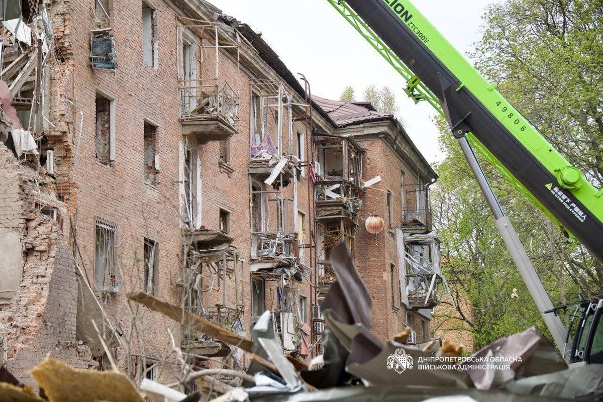 UA__oleg's tweet photo. ОВА - 20 годин… Понад 20 страшних годин хвилями росіяни атакували Дніпро.
Били ракетами та бпла. Били цілеспрямовано. Били по житлових кварталах. 
Вбили 6 людей, поранили – 47.
Понівечене житло. Зруйновані будівлі. Вигорілі автівки.
Люди втратили дім. Люди втратили рідних. https://t.co/KESmR933ko