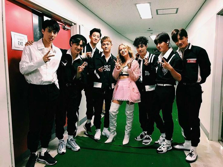 yeol plz perform flatline solo with a 🎸 tweet media