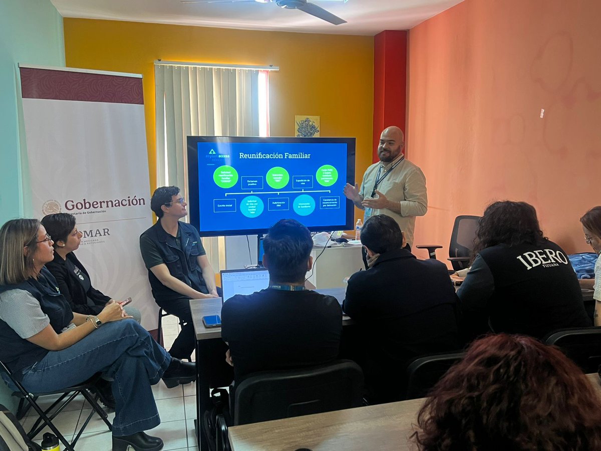 comar_sg's tweet image. 1/3 
En el #CMS BC Frontera solidaria en #Tijuana, se llevó a cabo una mesa de trabajo y capacitación de Reunificación Familiar  y Naturalización.

@SEGOB_mx @AcnurMexico @asylumaccess @USCRI_lac @CJRAlaideFoppa @mujeresgobmx