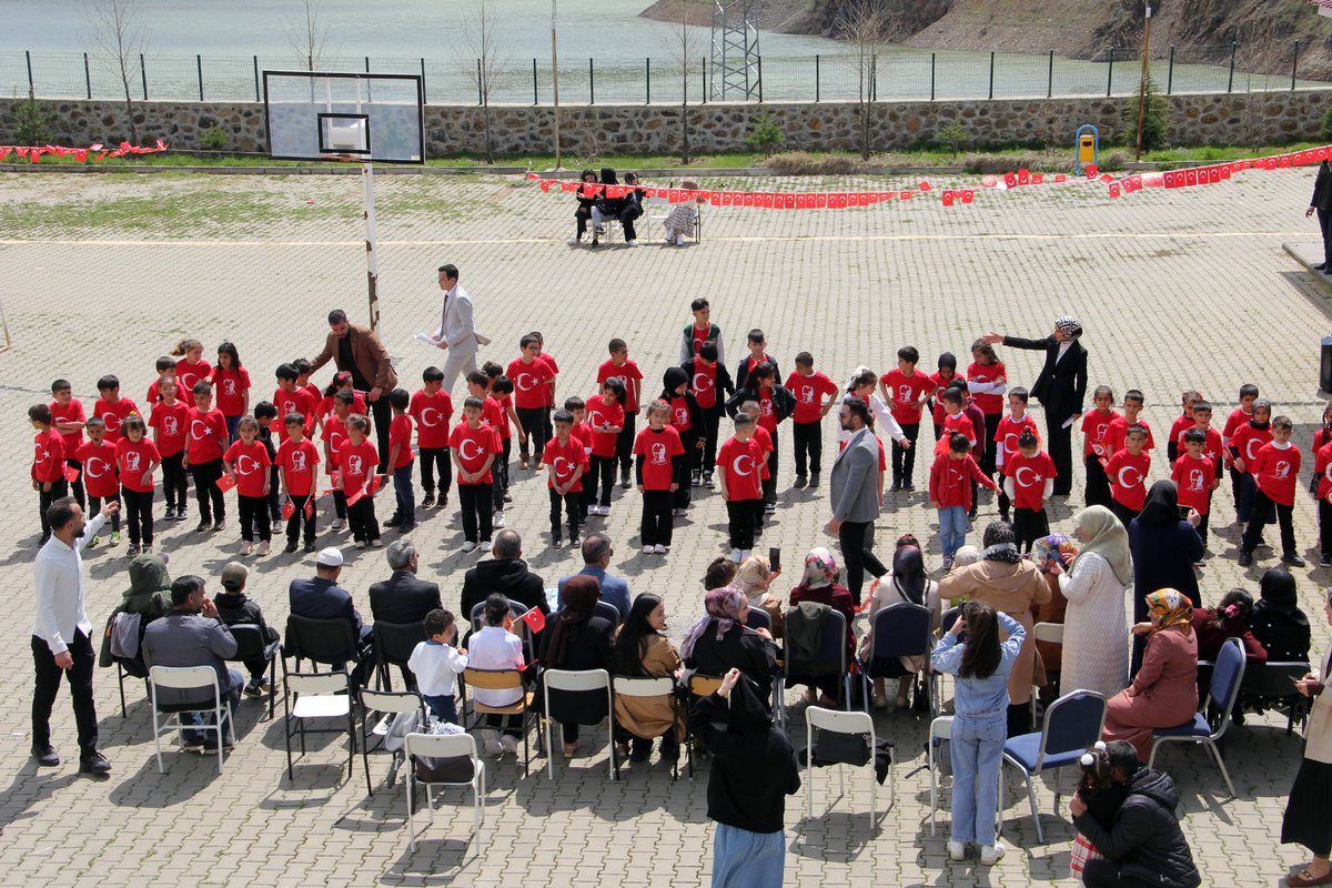 SolhanMEM's tweet photo. Müdürlüğümüze bağlı 8 köy ilkokulu, Murat İlkokulu ev sahipliğnde 23 Nisan Ulusal Egemnlik ve Çocuk Bayramnı coşkuyla kutladı. İlçemzde ilk defa köy okullarnın birlikte gerçekleştrdiği programda çocukların neşesi görülmeye değerdi. Emeği geçen köy öğretmenlermize teşekkür ederiz. https://t.co/vQGScTPsHM