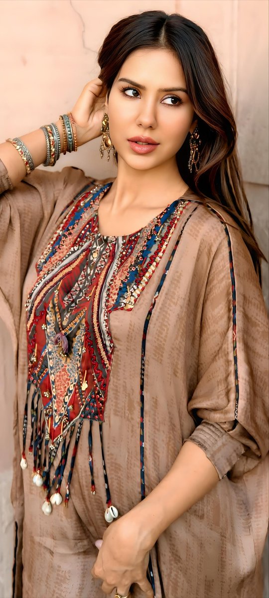 WallpaperIndian's tweet image. Multicolor yoke with beadwork drawing attention
👑 Sonam Bajwa 🤎

#Sonam #SonamBajwa
