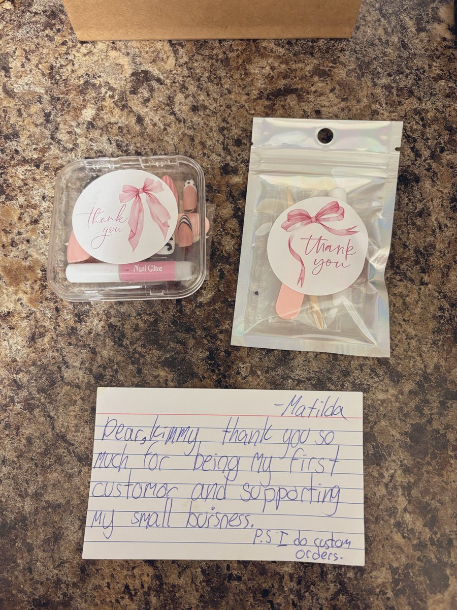 dawn_kimmy_nl's tweet image. Check out my nail set that Gayle’s daughter made! I love them so much! ❤️🤗

#supportlocal