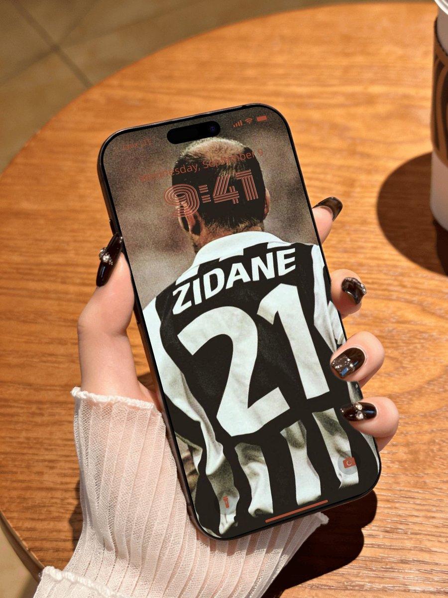 UniversalWalls's tweet image. First touch Maestro 
#Zidane #France