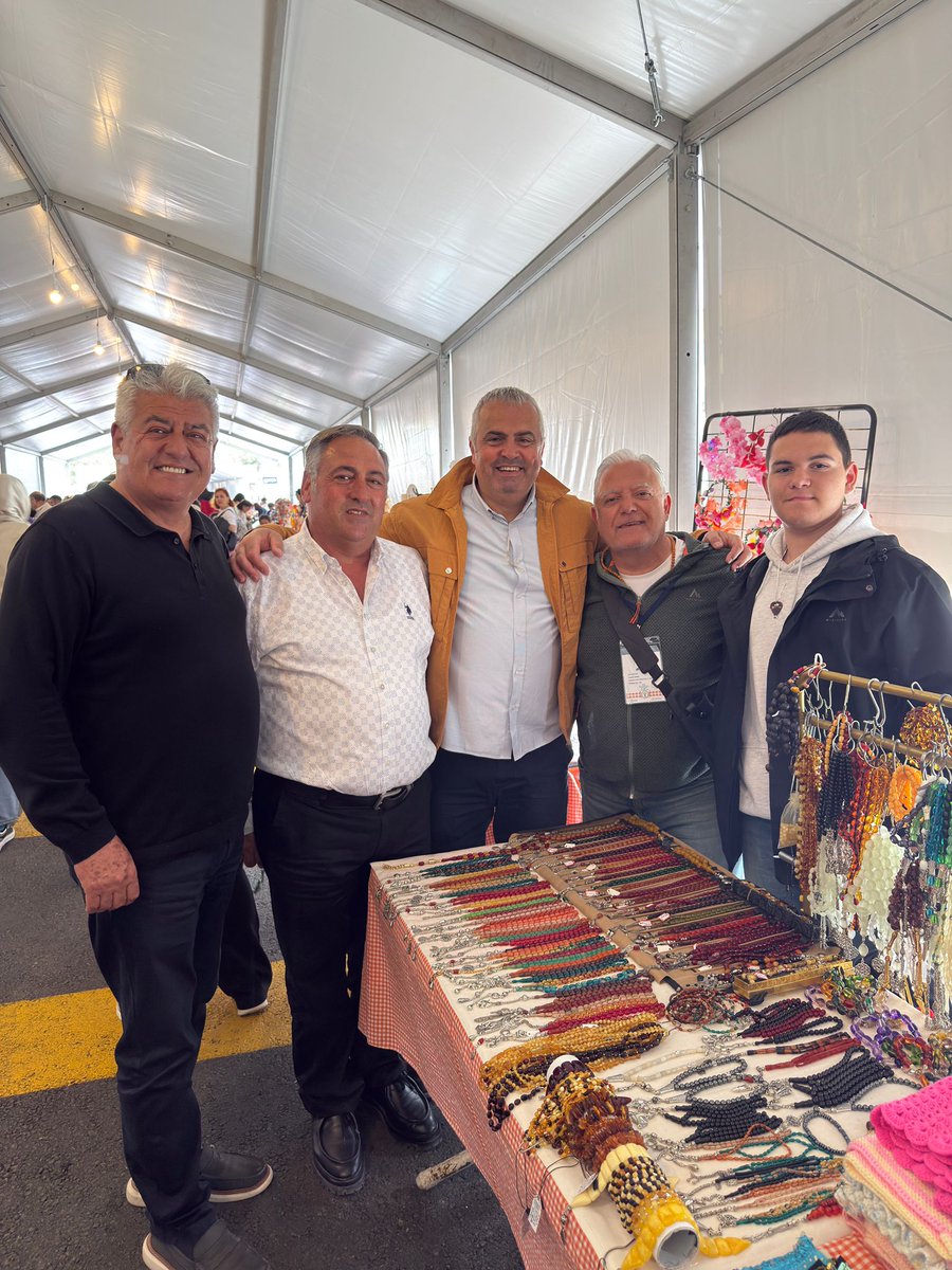 CesmeIlce's tweet photo. Cumhuriyet Halk Partisi Çeşme İlçe Örgütü olarak, 15. Alaçatı Ot Festivali’nde stant açan komşularımızla bir araya geldik. Emeğin, üretimin ve yerel değerlerin öne çıktığı bu güzel atmosfer için tüm katılımcılara teşekkür ediyor, keyifli bir festival diliyoruz. https://t.co/fIyzm4qrqE