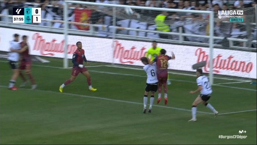 MrAsubio's tweet image. #Dépor #Burgos

💪🏻 Salta primeiro Quagliata a un balón aéreo, tendo a posición gañada, e chega Sergio Glez dirección brazo aberto do italiano por mor de coller impulso, habendo contacto brazo-cabeza.

📌 NON É PENAL.

👮🏻‍♂️:✅️
📺:❌️

▪️O brazo está un chisco aberto para...