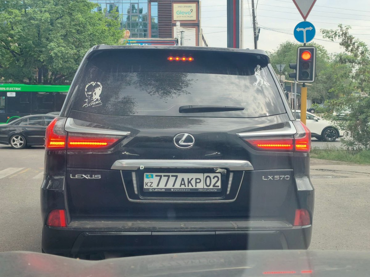 bayrakmedya's tweet photo. Bir adam, Kazakistan’da gördüğü bir aracın plakasıyla ilgili değerlendirmede bulundu.

"Bu fotoğrafı bu sabah ben çektim. Bilenler bilir; eski Sovyet ülkelerinde “777” plakalar oldukça özeldir ve yüksek bedeller karşılığında alınır. Araç Lexus LX 570, plakası ise 02 AKP 777. Ayrıca arka camında iki adet Atatürk silüeti ve imzası bulunuyor. Araç sahibini gerçekten merak ettim."