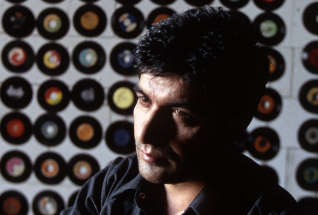 ibrahimerkalx's tweet photo. Plakların arasında kaybolan zaman, uzağa dalan derin gözler... #SuGibi 🥀
#İbrahimErkal #Nostalji #Müzik https://t.co/qKaN7VVhjS