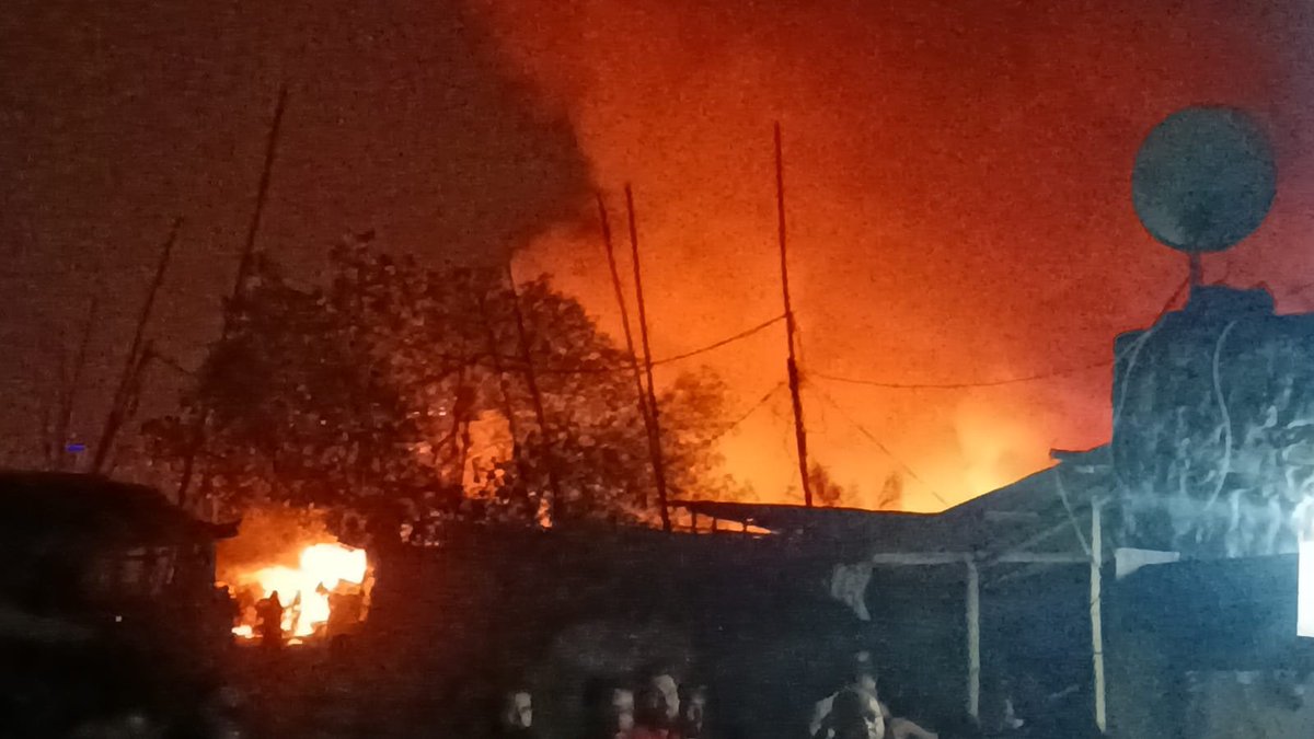 IndiaToday's tweet image. #Fire tears through shanties near #Sikanderpur metro station in #Gurugram, no casualties reported

Read More: intdy.in/cvze8i