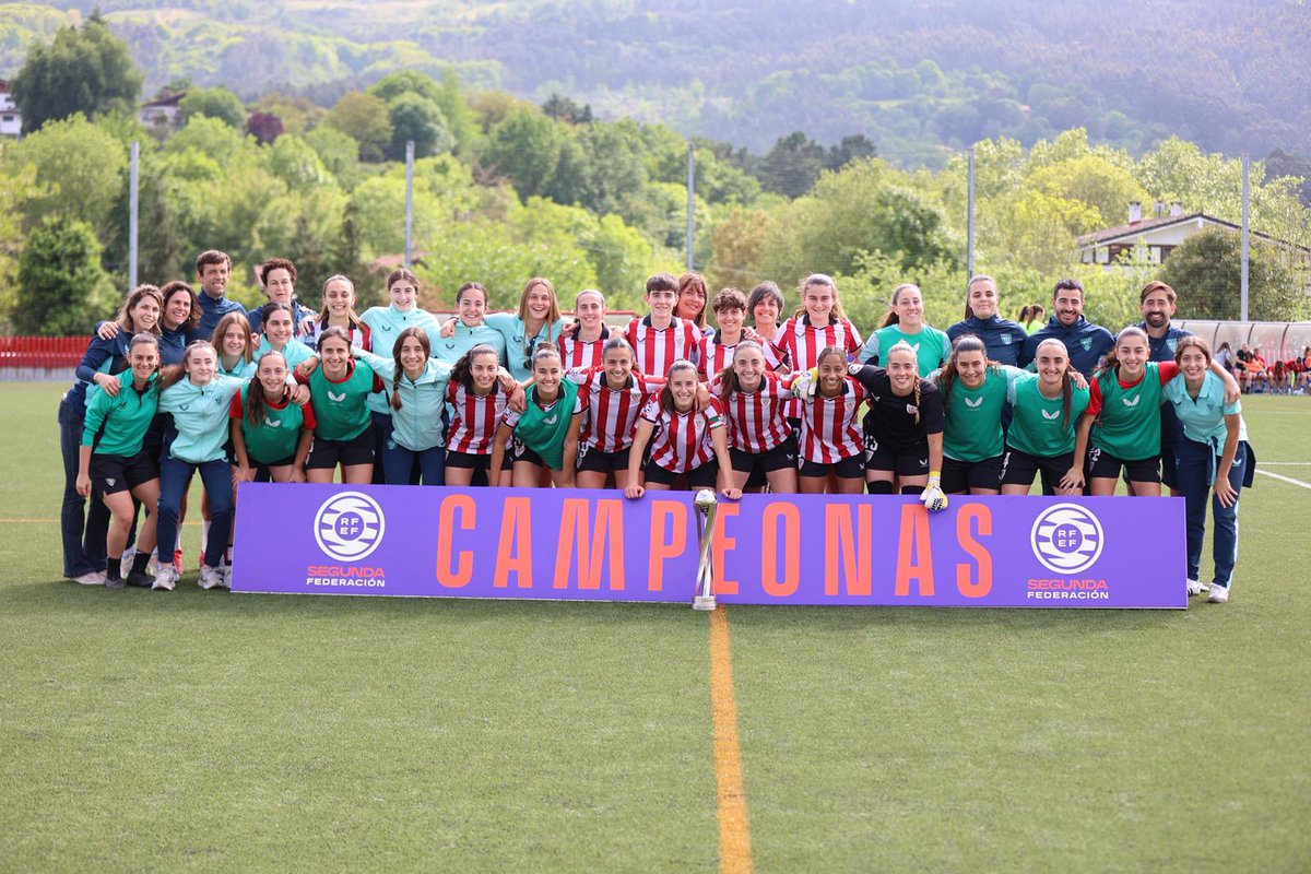 AthleticClubFem's tweet photo. 👏  El #AthleticClubFem B cierra una gran temporada con otra victoria (3-2) en casa junto a l@s athleticzales.

Ana Guzman, vocal de la RFEF y Miren Goiriena, responsable del Fútbol Femenino de la @EFF_FVF han entregado el trofeo a las leonas por proclamarse campeonas de la Segunda @FutFemRFEF.

😍 Mila esker @Bizkerreft pasilloagatik!

#AthleticLezama 🦁