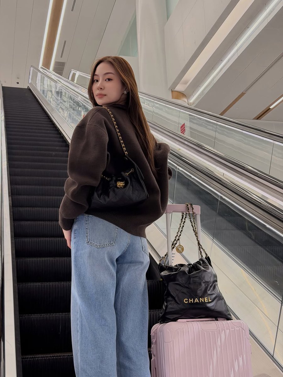 ใช้ทั้ง CHANEL​ 22 และ 25 เลยอ่ะ ตัวจริงมากกกกกกก

<a href="/CHANEL/">CHANEL</a> 
#CHANELCruise 
#CHANELShow
#MiuNatsha
#หมิวณัชชา