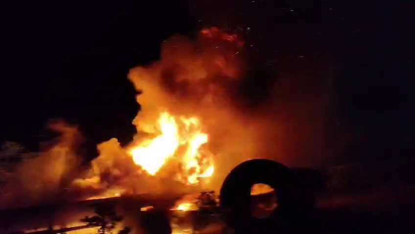 otvkhabar's tweet image. #ଟ୍ରକ୍‌_ଟ୍ରଲର୍‌_ଧକ୍କାରୁ_ନିଆଁ
-ବାରିପଦା: ଏନ୍‌ଏଚ୍ ୧୮ କାଠଶିରିଷ ନିକଟରେ ଟ୍ରକ୍‌-ଟ୍ରଲର୍‌ ଧକ୍କା
-ଧକ୍କା ହେବାରୁ ହୁତୁ ହୁତୁ ହୋଇ ଜଳିଲା ଉଭୟ ଟ୍ରକ୍‌ ଓ ଟ୍ରଲର୍‌
#Accident #Fire #Truck #Sambalpur #Odisha #OTV