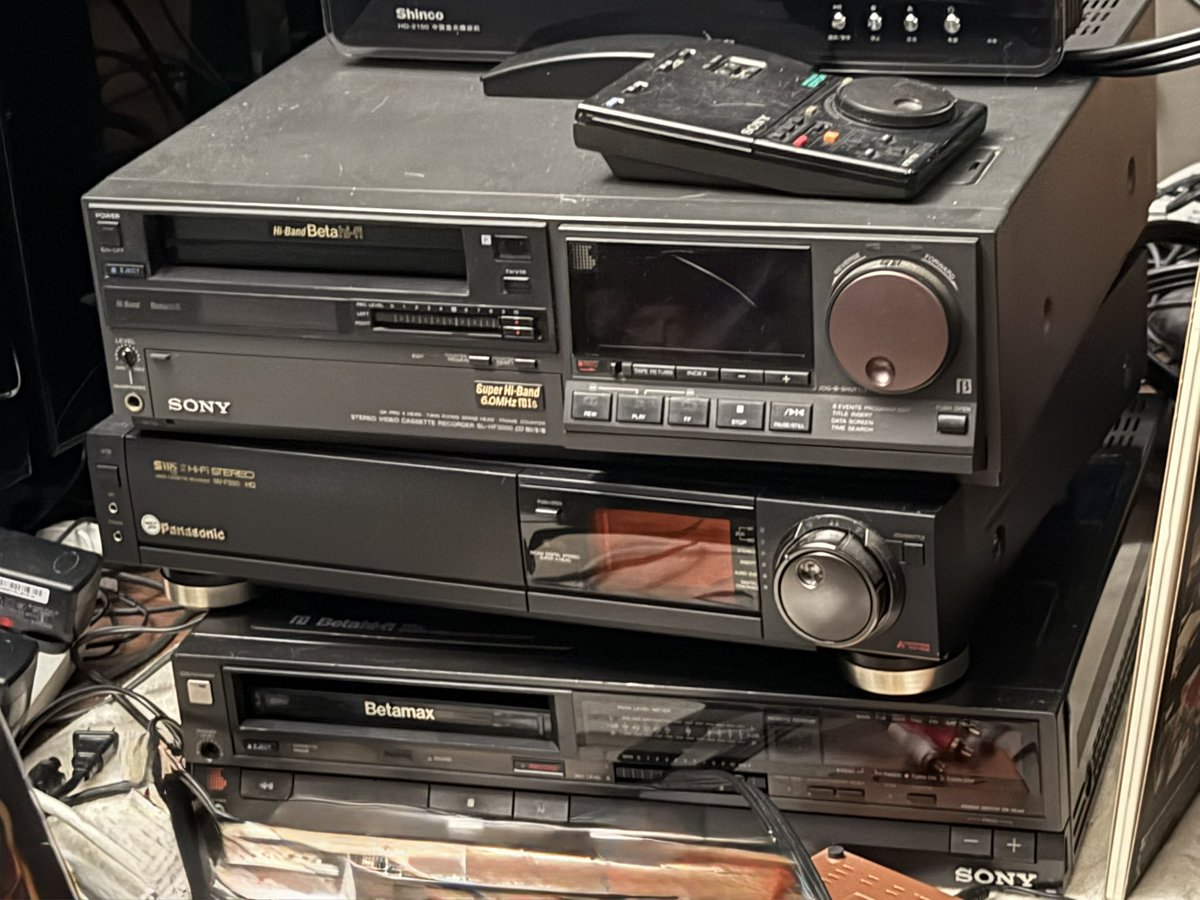the4kCollectivE's tweet photo. I do have these amazing works of art temporarily in situ. A lovely Panasonic SVHS player and two Betamax players. Both beautiful. 😍
#Sony #VHS #BetaMax #Panasonic #SVHS #HomeCinema @ObsoleteSony https://t.co/YFL7Ub4ta7