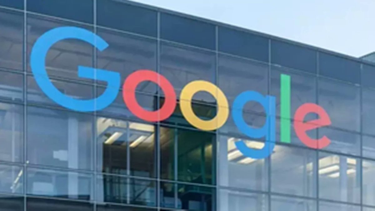 bharatfreepress's tweet image. Google invests $10B in Anthropic, with potential for $30B more. This partnership enhances AI capabilities and computing power, highlighting the competitive AI landscape.

bharatfreepress.com/google-to-inve…

#GoogleInvestment #GoogleCloud #AnthropicAI