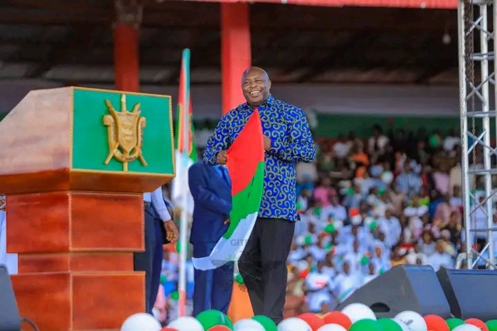 nsanzetienne's tweet photo. wari umunezero udasanzwe ku musi ugira kabari wa masengesho aho Papa,burundi yaduhaye umunezero udasanzwe twarose umwungere mwiza Imana ishishikare ku mutuzigamira@General Neva. https://t.co/kV6Eefw1GZ