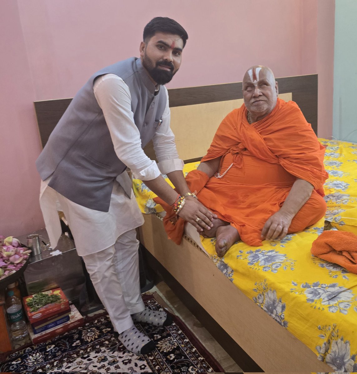 ErRahulRaj's tweet image. आज साक्षात ज्ञान के सागर, परम पूज्य जगद्गुरु श्री रामभद्राचार्य जी महाराज के दर्शन कर जीवन धन्य हो गया और महाराज जी का आशीर्वाद प्राप्त हुआ। उनकी वाणी में प्रभु श्री राम का वास है।
जय सिया राम।🚩🚩🚩🚩🚩🙏🙏🙏🙏🙏
#NitishKumar 
#JDU 
#islampur