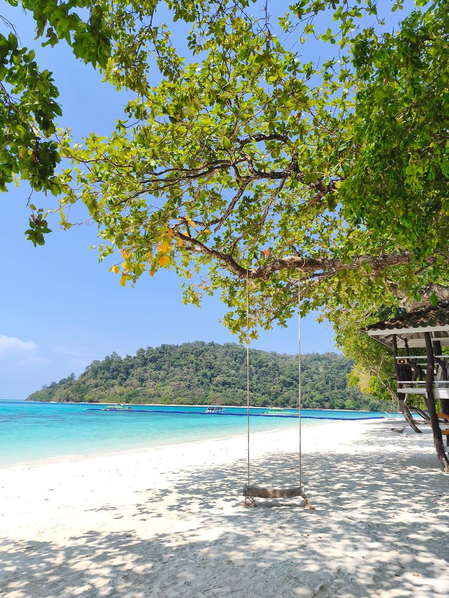 หนีร้อนไปพึ่งทะเลที่ "เกาะรอก" ราชินีแห่งอันดามัน 👑🌊 สวรรค์ของนักดำน้ำ! น้ำทะเลใสแจ๋ว ทรายขาวนุ่มฟู ฟินกับการดำน้ำดูปะการัง ทักทายน้องนีโม่และดอกไม้ทะเล 🐠🤿 พิกัด: อุทยานแห่งชาติหมู่เกาะลันตา จ.กระบี่ 📌
​#เกาะรอก #อุทยานแห่งชาติหมู่เกาะลันตา #กระบี่ #ดำน้ำ