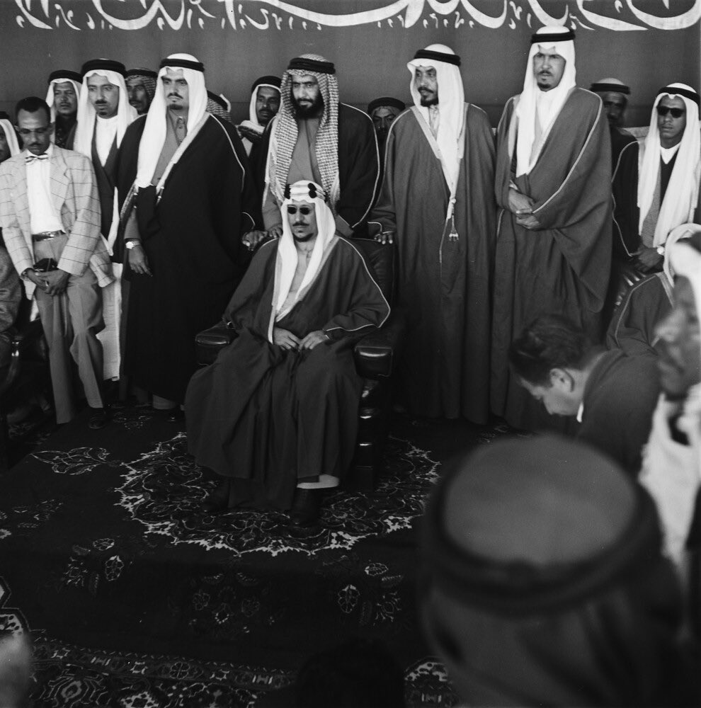الملك سعود بن عبد العزيز آل سعود و خلفه الأمير سعود بن عبد الله بن جلوي في مدينة الظهران في المنطقة الشرقية في المملكة العربية السعودية ١٩٥٤ م