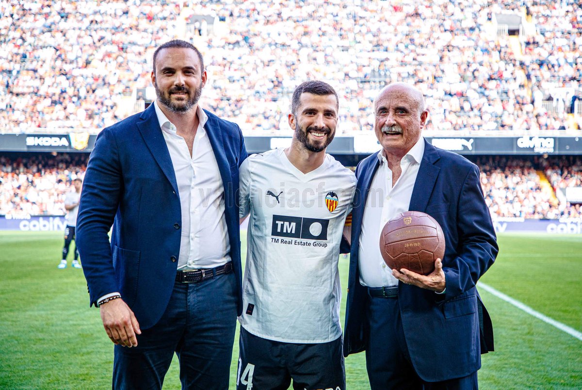 valenciacf's tweet photo. El @valenciacf ha hecho entrega del balón a los descendientes de Juan Costa, símbolo de sus tres goles marcados en el primer partido de @LaLiga en Mestalla en 1931⚽

#ADNVCF 🦇 https://t.co/wLEYQxUhdA