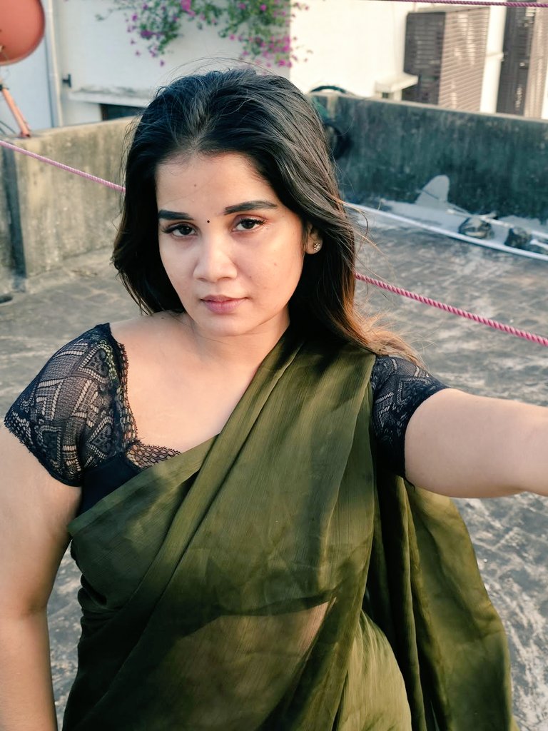 vaishali251298's tweet photo. Iam not believe his age 39yrs and mother of 2 children. Still looks like 27 age pure hot women🥵🥶 https://t.co/HbOvy1j6pm
