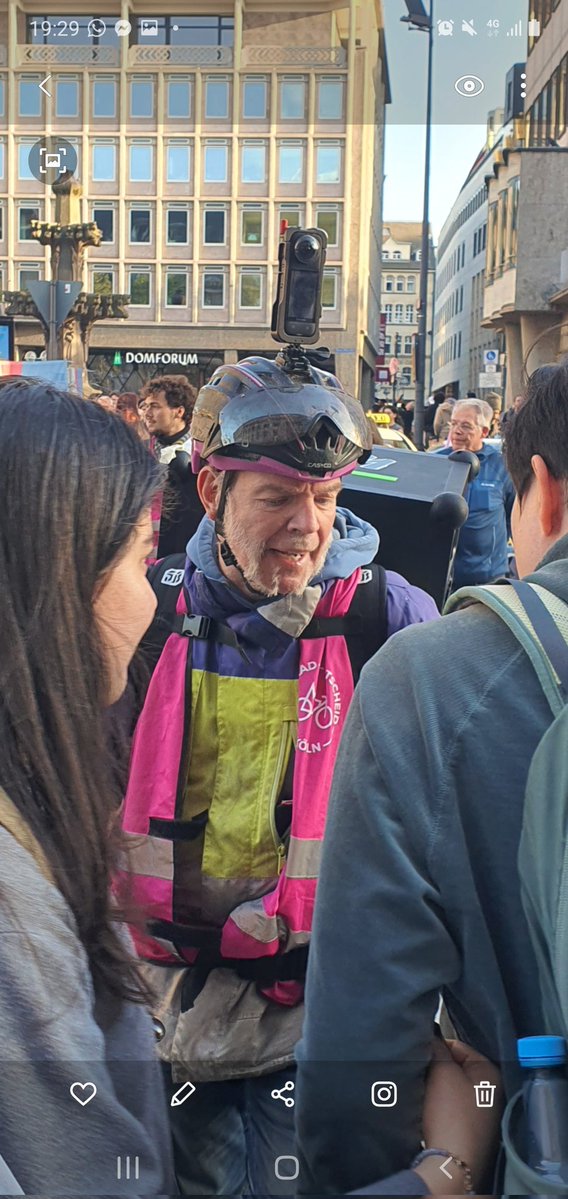 MedienWahrheit's tweet image. Gesocks mit Handy auf dem Kopf 🙈 vom Öko-Fahrrad-Verein versucht gerade, die Leute in #Köln beim Überqueren der Straße zu hindern, weil da eine Demo von woken #grünen Fahrradfahrern in Strickpullis, mit geflochtenen Zöpfen und Nickelbrillen die Straße blockiert 🤮 #NRW #Verkehr