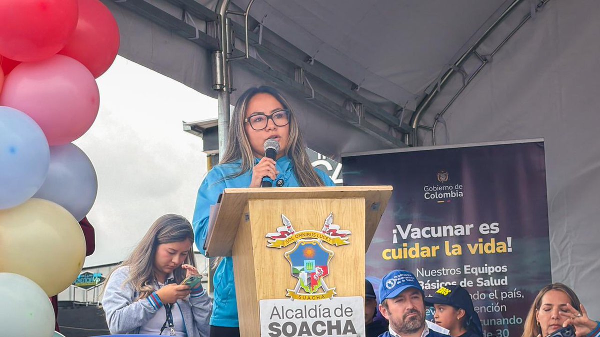 SecSaludCundi's tweet photo. Desde el Parque Principal de #Soacha acompañamos el lanzamiento de la Semana de Vacunación de las Américas, junto a autoridades de salud, la OPS y la comunidad.

Una jornada que acerca la vacunación a las familias y refuerza el acceso en el territorio. 

Los puntos están activos en todo el departamento, con acceso gratuito para la población. 

Tu decisión marca la diferencia. #VacunaciónEnCundinamarca