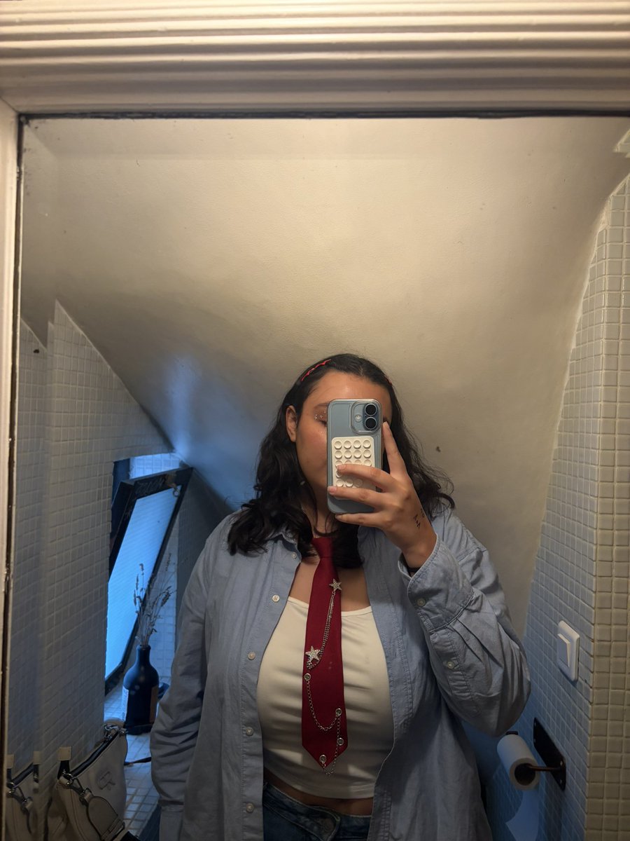 anissa tweet media