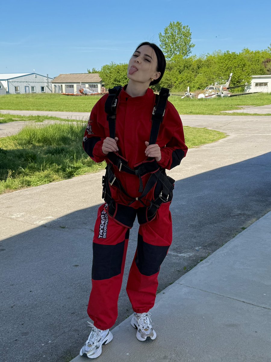 roolilpet8's tweet image. 3,000 meters. Mine. #skydiving #parachuting #tandem