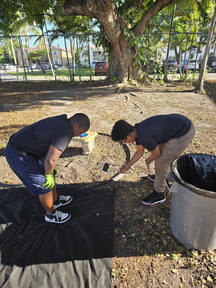 IslandPearl79's tweet photo. Giving back on a Saturday with our 5000 Role Model leaders! Community service in action—proud of the impact we’re making together! #5000RoleModels #CommunityStrong #LeadByExample @5000RoleBCPS @HuntElementary https://t.co/CFqihYpPcr