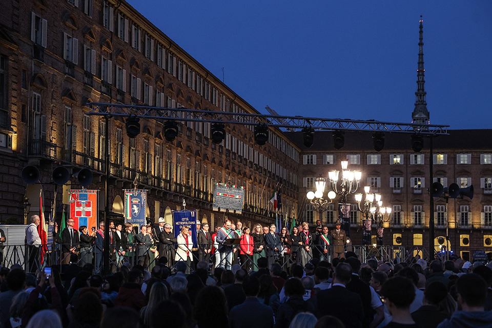 twitorino's tweet image. 🇮🇹 #25aprile #Torino le foto degli eventi
🕯️ Torino in cammino per la memoria: spaziotorino.it/scatto/?p=60835
🖌️ Murale ANPI: spaziotorino.it/scatto/?p=60817
🔴 Celebrazioni al Cimitero Monumentale: spaziotorino.it/scatto/?p=60852
🌺 "Mille Papaveri Rossi" al Polo del '900: spaziotorino.it/scatto/?p=60861