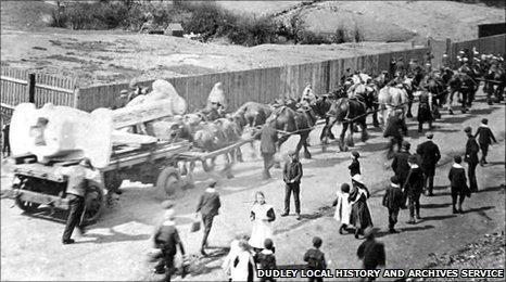 MeriaRmsTitanic's tweet image. On 5th May 1911 (morning), "Duke of Albany" arrived in #Belfast with her "special cargo": the central anchor of #Titanic. Once disembarked, the anchor was installed on a trailer and hauled by horses to its final destination, the Harland &amp;amp; Wolff shipyards.