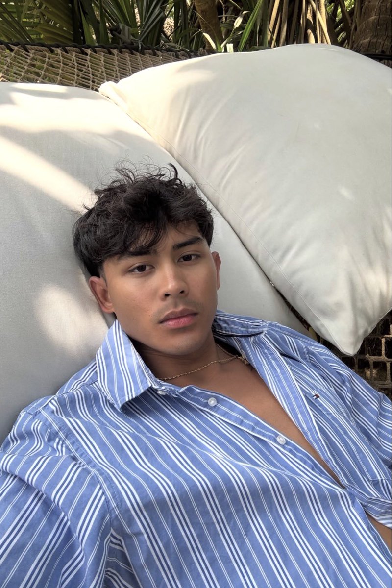 marudberg_'s tweet photo. ABOUT ME.

name — omar 
height — 1,70
age — 21
zodiac — escorpião  
color — azul
animal — gato
food — frango
drink — suco de manga https://t.co/KRKDHl72tZ