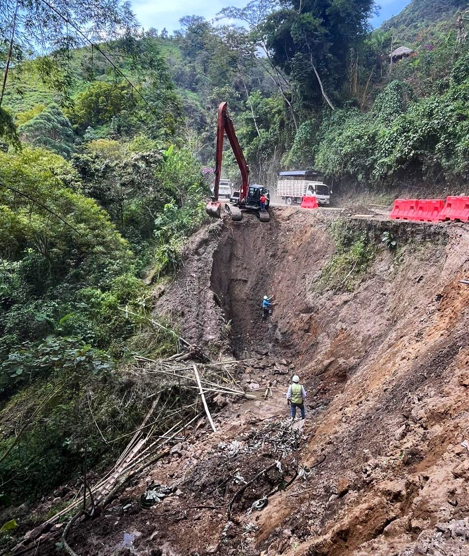 JorgeEmilioRey's tweet photo. Desde hace dos horas tenemos maquinaria de nuestro Instituto de Caminos y Construcciones de Cundinamarca (@ICCUGOB) para atender esta emergencia, en el sector Cucharal, entre los municipios de Pacho y La Palma. Atendemos este punto crítico con tres volquetas, una retroexcavadora de llanta y un minicargador, lo que nos permitirá habilitar el paso antes de 3 horas.

Sobre la troncal de Rionegro se encuentra también una excavadora sobre oruga destinada a la atención y prevención de pérdidas de banca, así como a la ejecución de obras de protección como jarillones, encauzamiento del Rionegro y demás intervenciones en sectores como Capitán, Paraíso y Pan de Azúcar, con el propósito de mejorar la transitabilidad y recuperar el carril en el menor tiempo posible.

En el último mes hemos atendido 47 emergencias a causa de las fuertes lluvias en el departamento. Estamos en coordinación permanente con los Consejos Municipales de Gestión del Riesgo para garantizar una atención efectiva.