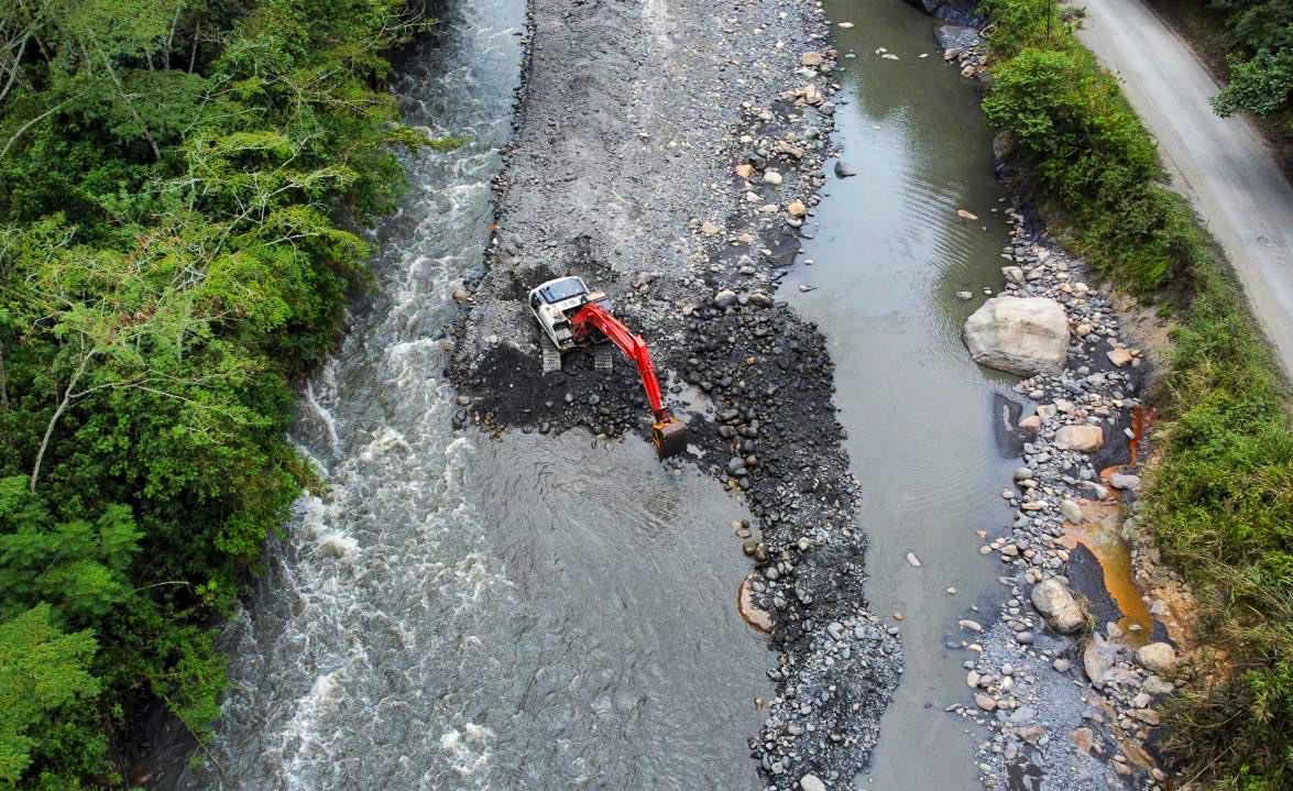 JorgeEmilioRey's tweet photo. Desde hace dos horas tenemos maquinaria de nuestro Instituto de Caminos y Construcciones de Cundinamarca (@ICCUGOB) para atender esta emergencia, en el sector Cucharal, entre los municipios de Pacho y La Palma. Atendemos este punto crítico con tres volquetas, una retroexcavadora de llanta y un minicargador, lo que nos permitirá habilitar el paso antes de 3 horas.

Sobre la troncal de Rionegro se encuentra también una excavadora sobre oruga destinada a la atención y prevención de pérdidas de banca, así como a la ejecución de obras de protección como jarillones, encauzamiento del Rionegro y demás intervenciones en sectores como Capitán, Paraíso y Pan de Azúcar, con el propósito de mejorar la transitabilidad y recuperar el carril en el menor tiempo posible.

En el último mes hemos atendido 47 emergencias a causa de las fuertes lluvias en el departamento. Estamos en coordinación permanente con los Consejos Municipales de Gestión del Riesgo para garantizar una atención efectiva.